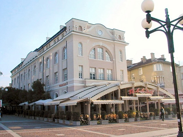 The centre of Blagoevgrad with the bar Plaza.