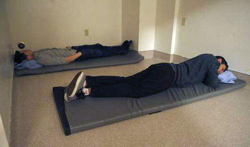 People in a drunk cell. This 'VIP-treatment' will cost you 400 pounds in England.