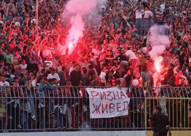 Banner by fans of Red Star Belgrade for their player and notorious drinker Zoran Riznić saying "Rizna cheers".