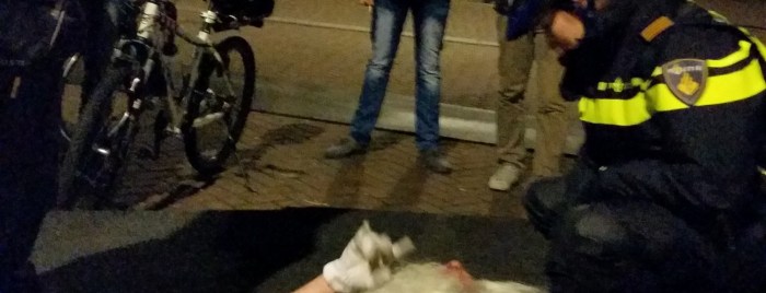A cop tries to wake up Sinterklaas in Roosendaal.  Source: Dumpert.nl